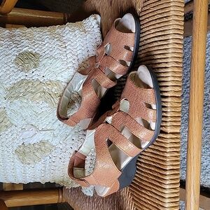 NWOT, Soft Style Patsie, sandals, size 7.5 narrow, bronze